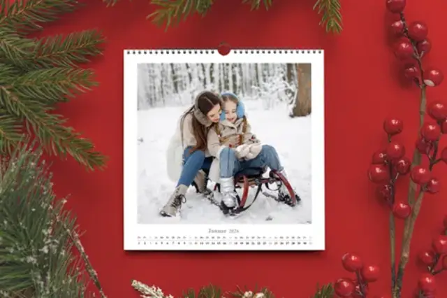 Quadratischer Monatskalender f&uuml;r die Wand als personalisiertes Weihnachtsgeschenk