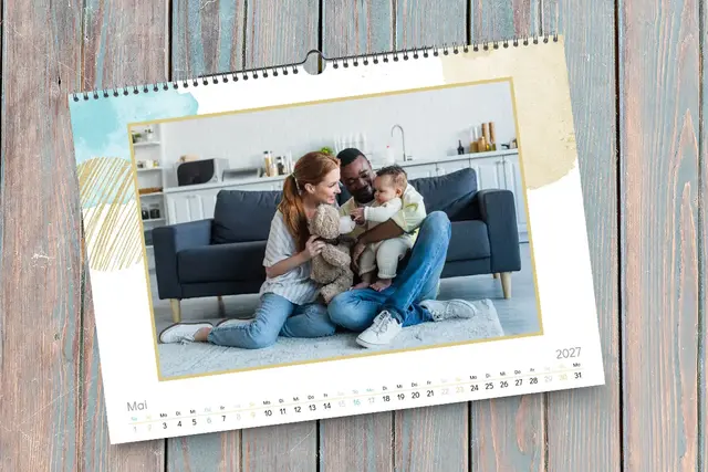 Erstellen Sie Ihren Kalender mit Designs oder im freien Layout.