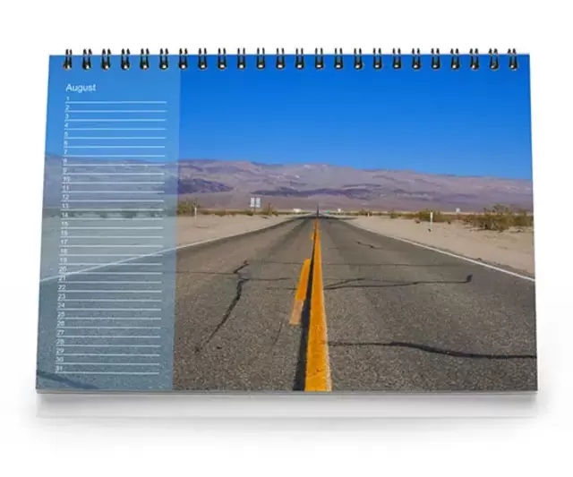Kein Platz an der Wand? Erstellen Sie Ihren individuellen Tischkalender einfach online.