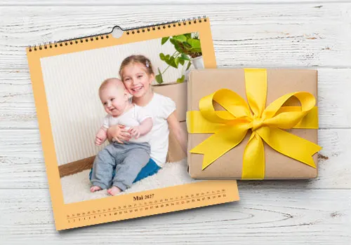Selbst gestalteter Fotokalender mit Familienfotos als Geschenk