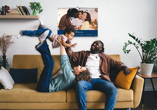 Fotokalender mit Familienfotos fürs Wohnzimmer
