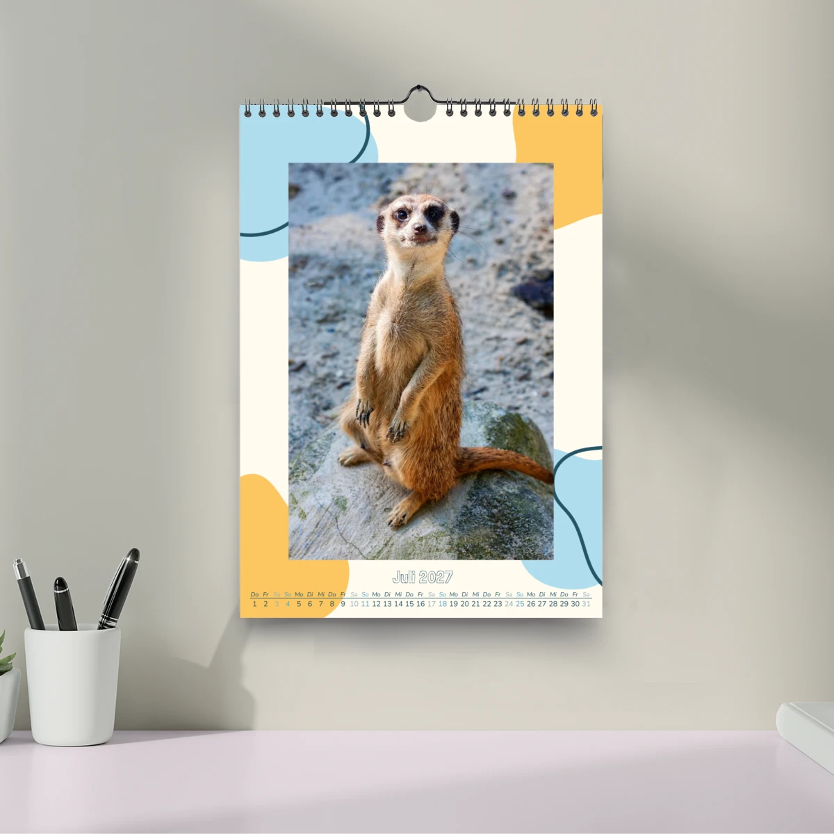 A4-Kalender im fröhlichen Blobs-Design