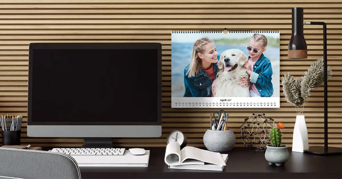 Wandkalender DIN A4 Querformat im Homeoffice mit Familienfotos
