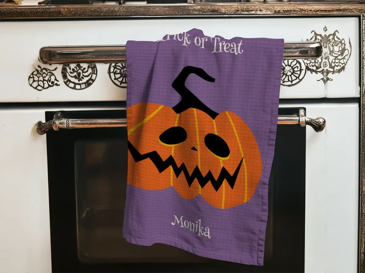 Witzig bedrucktes Geschirrtuch mit Halloweenkürbis