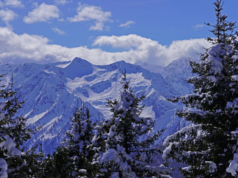 Blick auf die Gipfel der Alpen im Winter