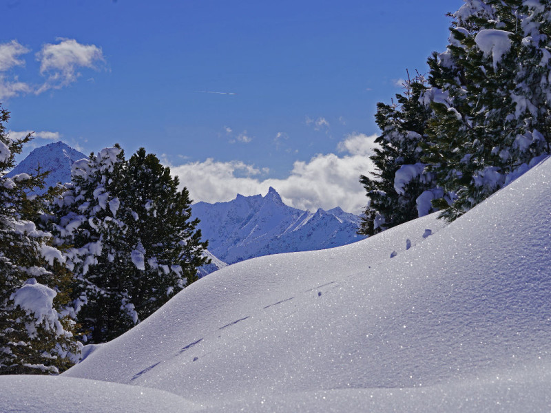 Schneeglitzernde Alpenlandschaft