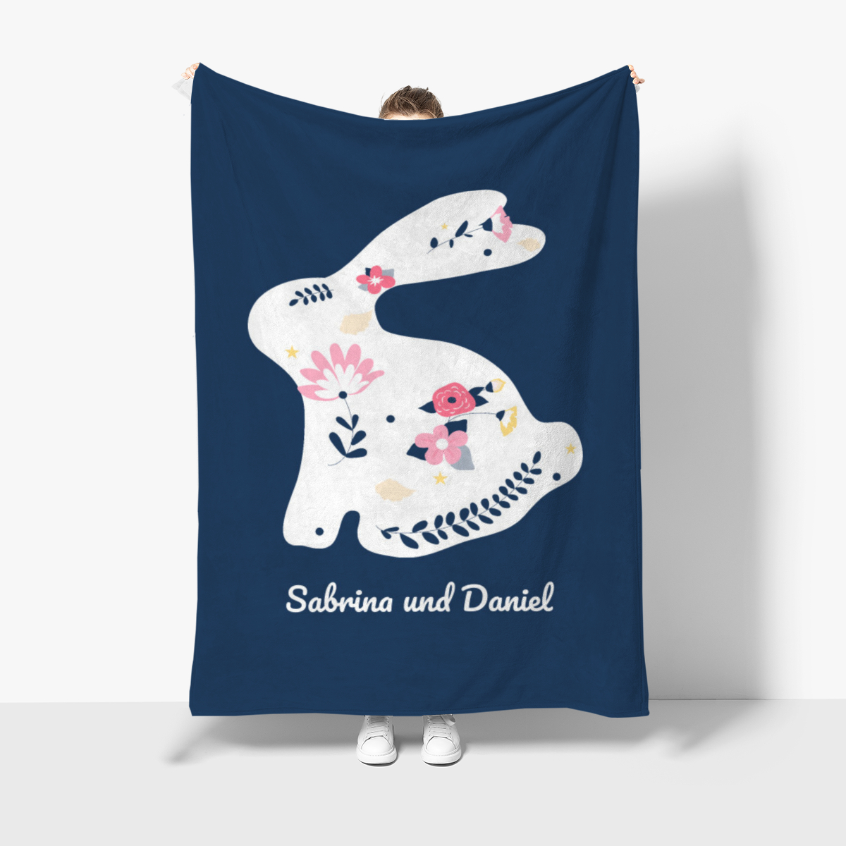 Kuscheldecke Hase mit Blüten - mit Namen personalisierbar - Geschenkidee Geburtstag, Ostern Hase mit Blüten 140 x 200 cm